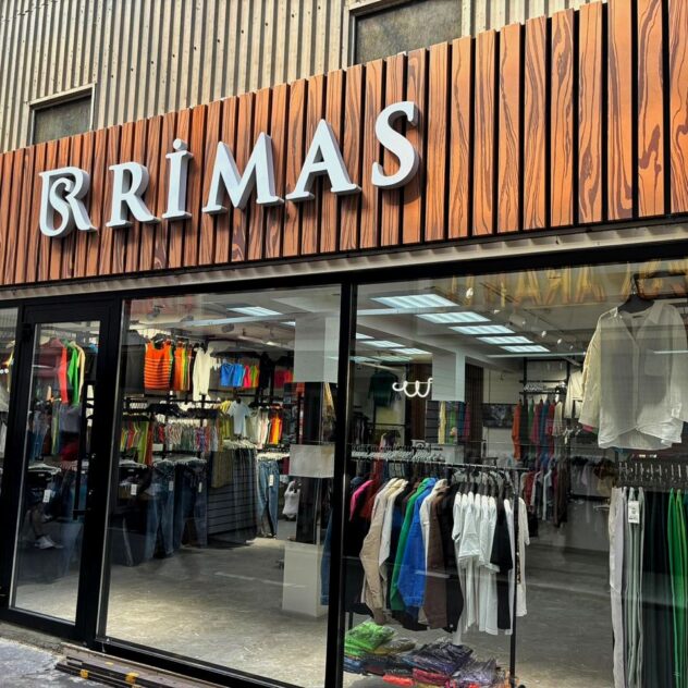 Объёмные буквы BRIMAS над витриной магазина одежды
