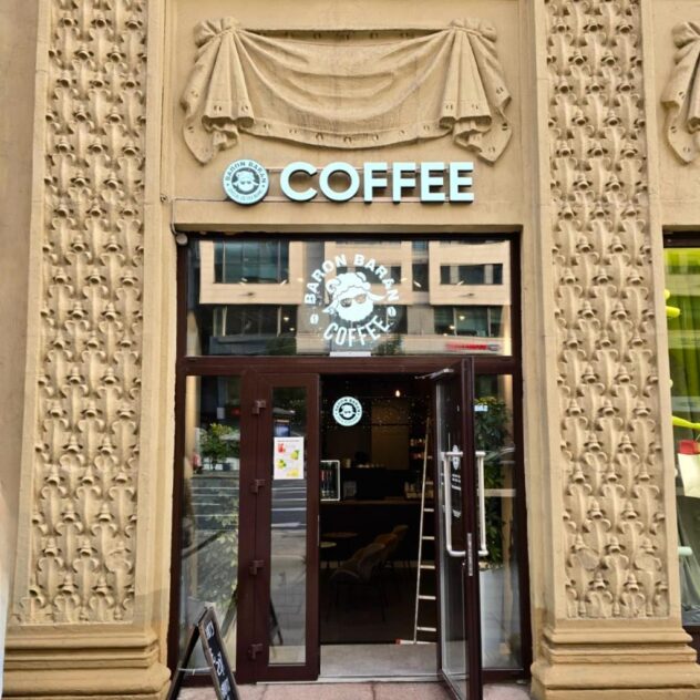 Объёмные буквы COFFEE и оклейка витрины кофейни
