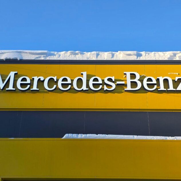Объёмные буквы Mercedes-Benz на фризе автоцентра