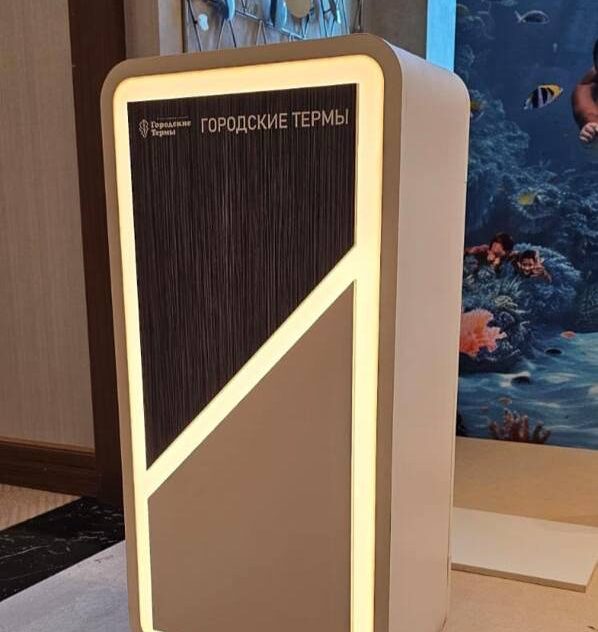 Световой пилон с подсветкой по контуру в холле