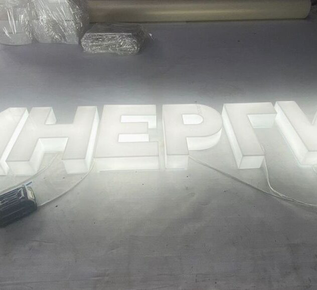 Световые буквы на столе цеха с включённой подсветкой
